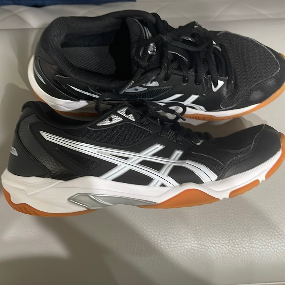 Womens ASICS volleyball court shoes gently used